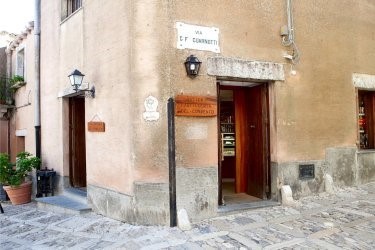 L'Antica Pasticceria del Convento all'angolo della Piazzetta San Domenico a Erice